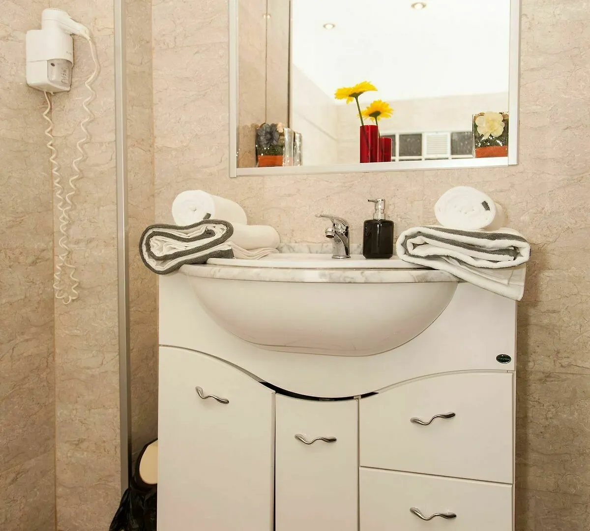 Redbed Self-Catering Apartments Bucharest 0*,  Romania